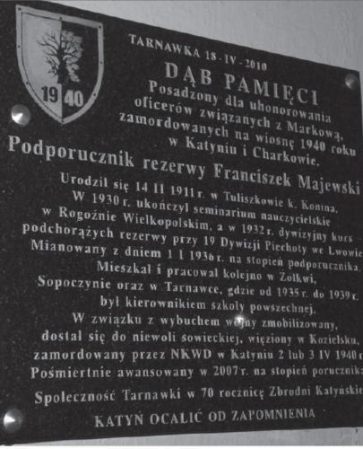 Tablica - dąb pamięci podporucznika rezerwy Franciszka Majewskiego.
