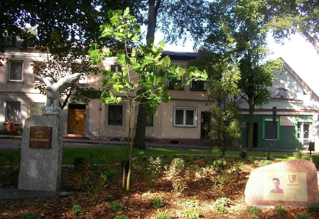 Dąb Pamięci wraz z tablicą upamiętniającą porucznika Franciszka Majewskiego zasadzony w rodzinnym mieście Tuliszkowie. 