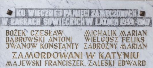 W kolegiacie p.w. Przemienienia Pańskiego w Garwolinie znajduje się tablica upamiętniająca ofiary łagr&oacute;w sowieckich. Wśr&oacute;d nich znajdują się ofiary Katynia z Garwolina. 