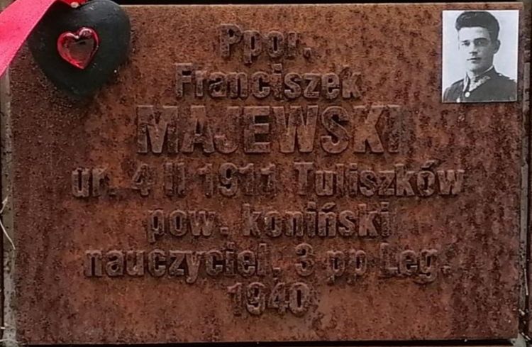 Tabliczka cmentarna podporucznika Franciszka Majewskiego na Cmentarzu Wojennym w Katyniu.