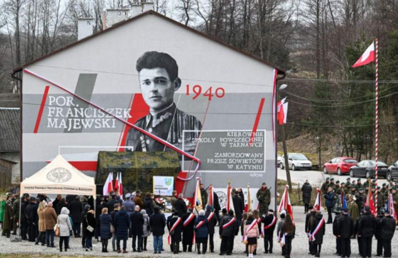Mural upamiętniający porucznika Franciszka Majewskiego, kt&oacute;ry zginął zamordowany przez Sowiet&oacute;w 
w Katyniu w 1940 roku. Majewski był kierownikiem miejscowej szkoły w latach 1936&ndash;1939. 