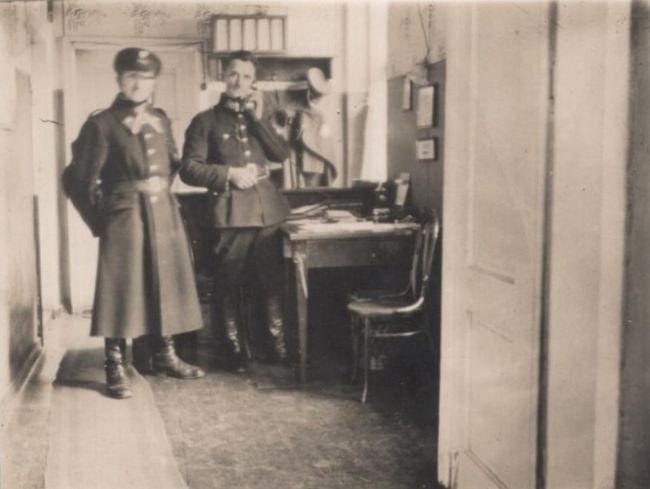 Przy telefonie starszy posterunkowy Jan Cerowski,
obok posterunkowy Adam Makowski.