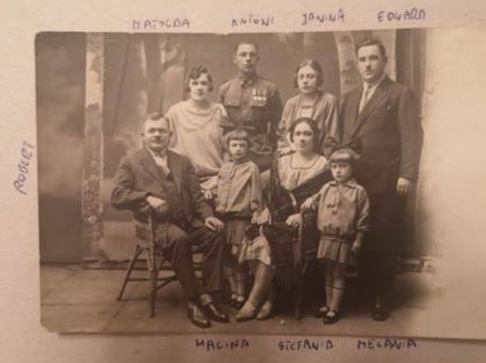 Zdjęcie rodzinne Małeckich, lata 20 lub 30-te XX wieku, od lewej stoją Matylda i Antoni. 