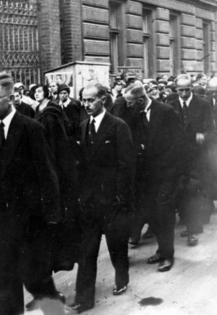 Adam Malinowski (na pierwszym planie) na pogrzebie Adama Marszałka - przyszłego teścia, w sierpniu 1933 roku.