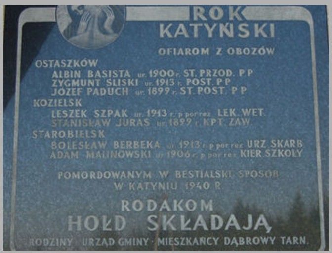 Tablica upamiętniająca zamordowanych przez NKWD w 1940 roku mieszkańc&oacute;w Powiśla Dąbrowskiego. Tablica Katyńska wmurowana jest w kaplicę cmentarną w Dąbrowie Tarnowskiej.