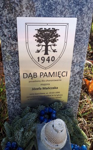 Tablica przy Dębie Pamięci majora J&oacute;zefa Mańczaka na poznańskiej Ławicy.