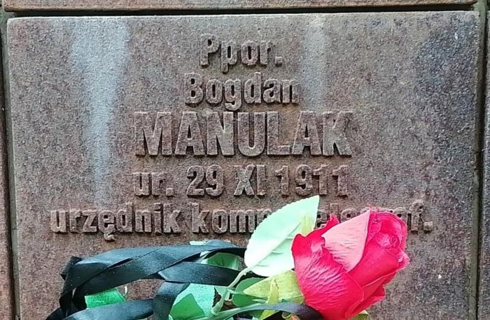 Tabliczka cmentarna podporucznika Bogdana Manulaka na Cmentarzu Wojennym w Katyniu.