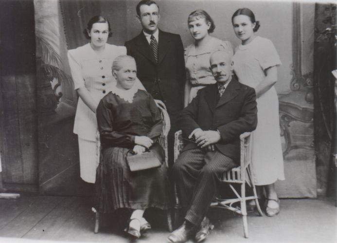 Bogdan Manulak z rodzicami Marią i Michałem oraz siostrami: Apolonią, Stefanią i Aleksandrą. Materiały udostępnione przez Muzeum Armii Poznań.