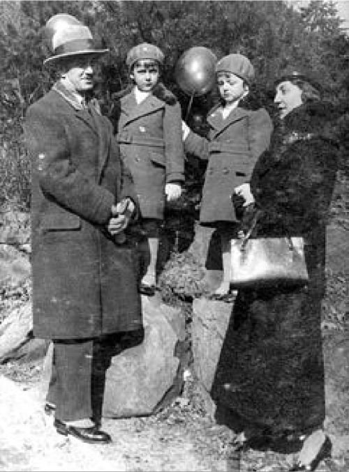 Rodzina Marcinkowskich w połowie lat 30, na wakacjach w Beskidzie Sądeckim