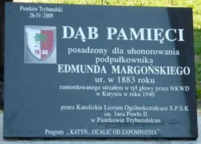 Tablica Dębu Pamięci Edmunda Margońskiego w Piotrkowie Trybunalskim.