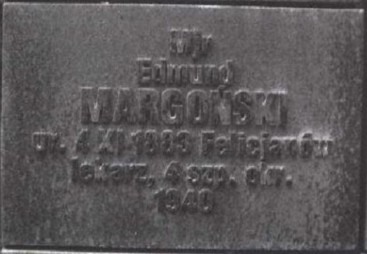 Tabliczka cmentarna majora Edmunda Margońskiego na Cmentarzu Wojennym w Katyniu. 