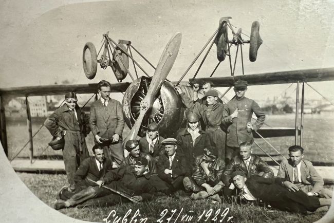 Zygmunt Martyniak w aeroklubie w Lublinie 1929 rok, stoi drugi z lewej. 