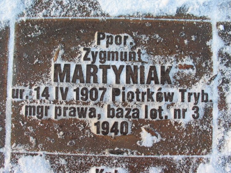 Tabliczka cmentarna podporucznika Zygmunta Martyniaka na Cmentarzu Wojennym w Charkowie.