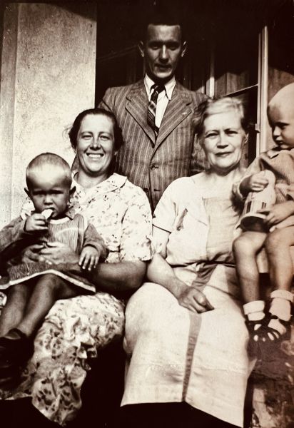 Zygmunt Martyniak z żona, teściową i synami: Zbigniewem i Jerzym. Lublin 1937 rok.