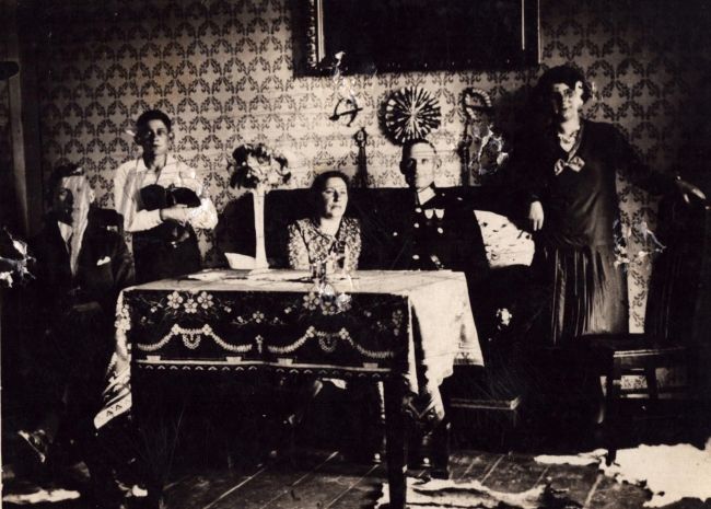 Stanisław Matecki z żoną, synami i c&oacute;rką. 