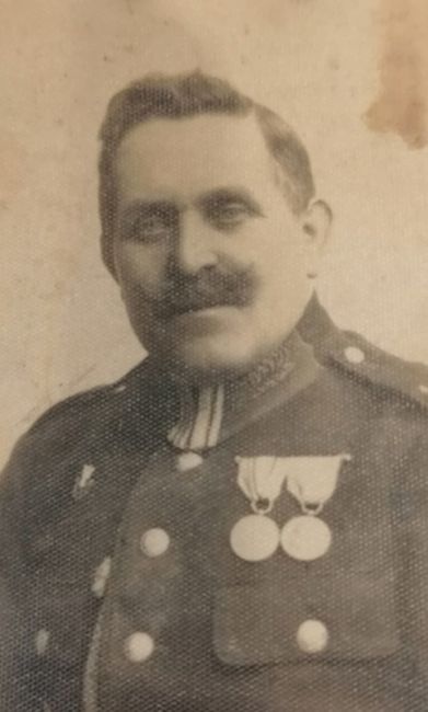 Starszy posterunkowy Jan Matela w mundurze. 