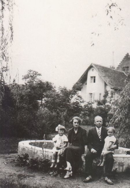 Wacław Matuszek z żoną Leokadią oraz c&oacute;rkami: Wiesławą i Henryką na plebanii w ogrodzie, K&oacute;rnik 1933 rok -materiały udostępnione przez Muzeum Armii Poznań