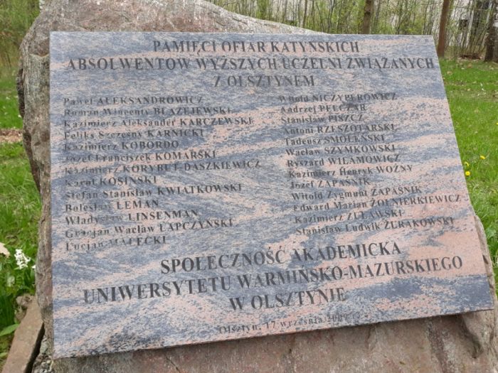 Tablica z nazwiskami ofiar katyńskich w Alei Ofiar Katyńskich w Olsztynie.