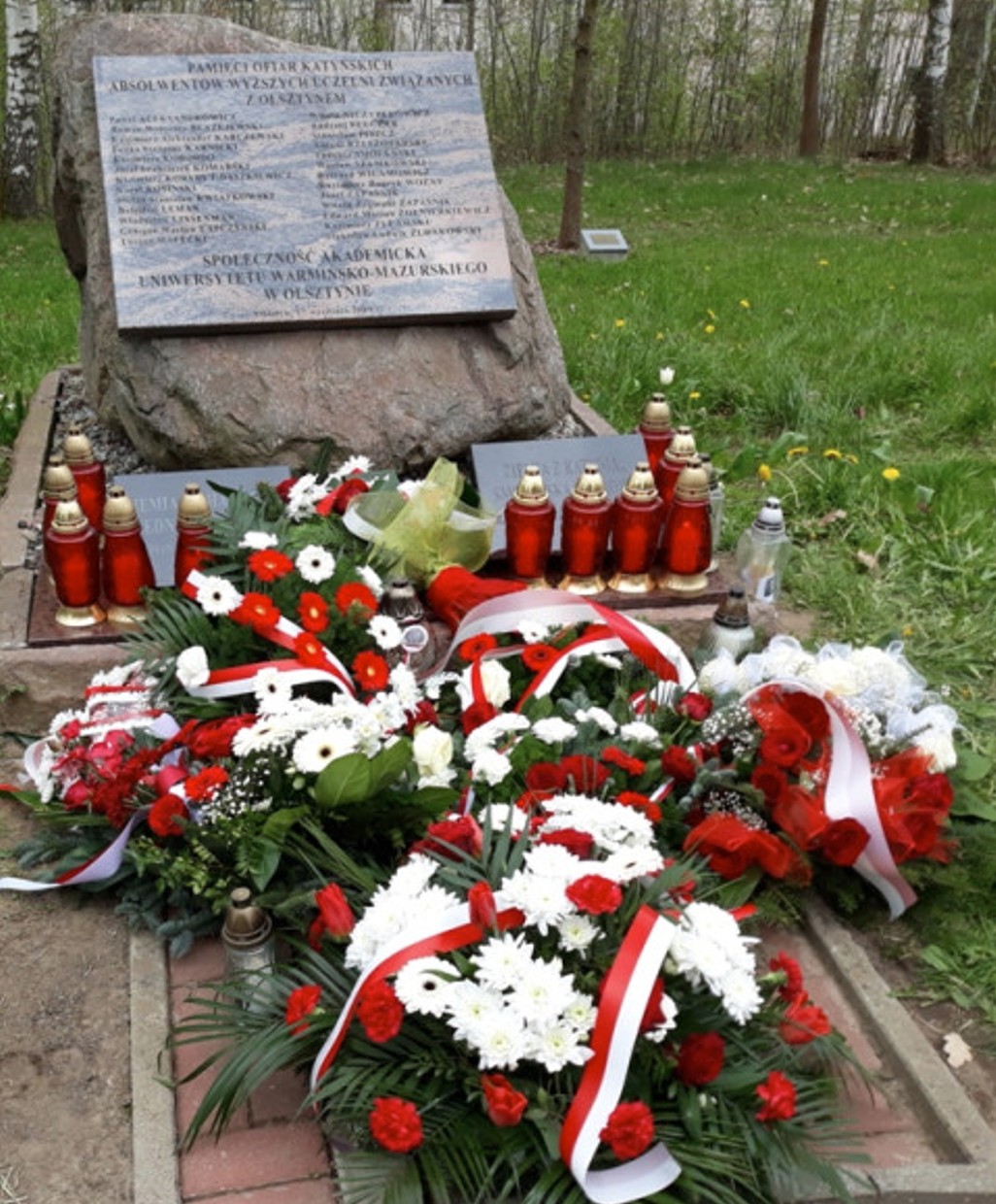 Tablica upamiętniająca ofiary ludobójstwa NKWD z 1940 roku w Alei Ofiar Katyńskich w Olsztynie.