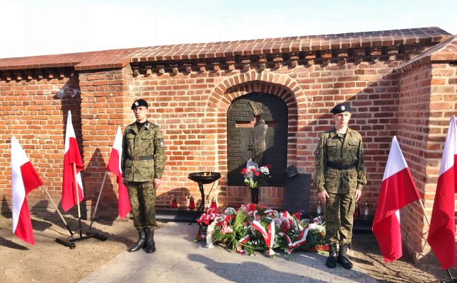 Uroczystość odsłonięcia tablicy Pamięci Ofiar Katynia w Środzie Wielkopolskiej.