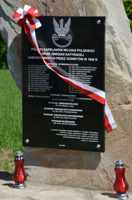 Obelisk Kalwaria Pacławska upamiętniający 21 kapelan&oacute;w wojskowych zamordowanych w Katyniu w 1940 roku.