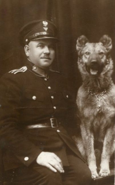 Józef Kozubkiewicz w mundurze starszego przodownika Policji Państwowej.