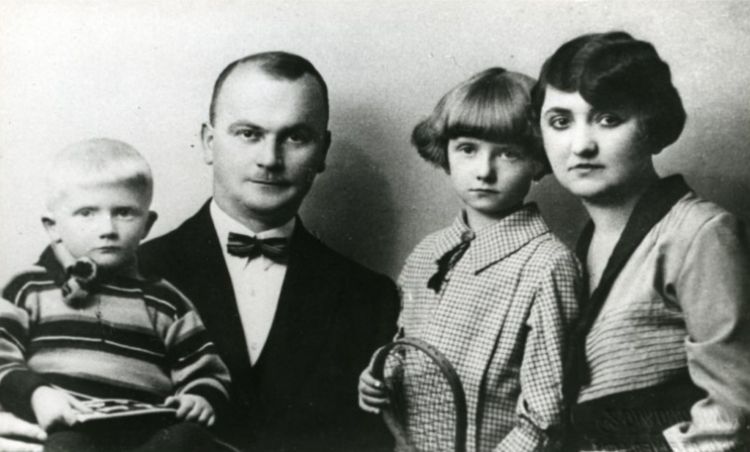 Józef Łasak z żoną Heleną, synem Tadeuszem i córką Kazimierą.