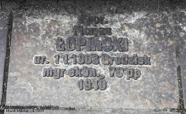 Tabliczka cmentarna podporucznika Floriana Łopińskiego na Cmentarzu Ofiar Totalitaryzmu w Charkowie.