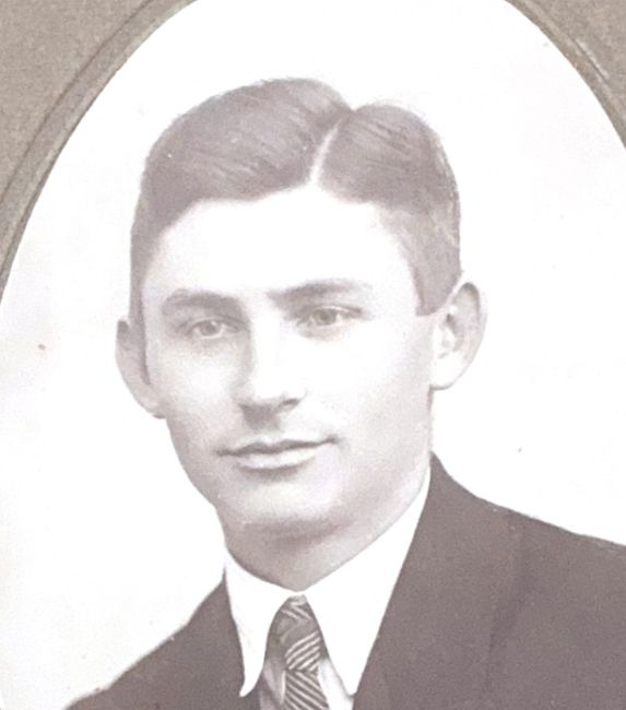 Bolesław Łuczak w garniturze