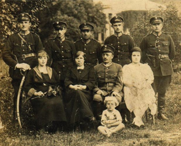 Michała Łuczak (stoi pierwszy z lewej, z szablą) w okresie służby w Mizoczu rok 1923.