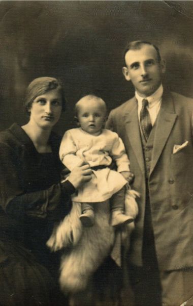 Michała Łuczak z żoną Heleną i synem Marianem, Klewań 1930 rok.