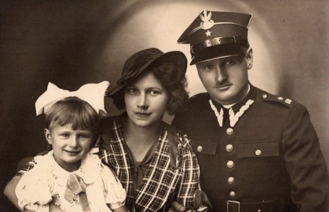 Podporucznik Stefan Mazur z żoną Marią i c&oacute;rką Janiną. 