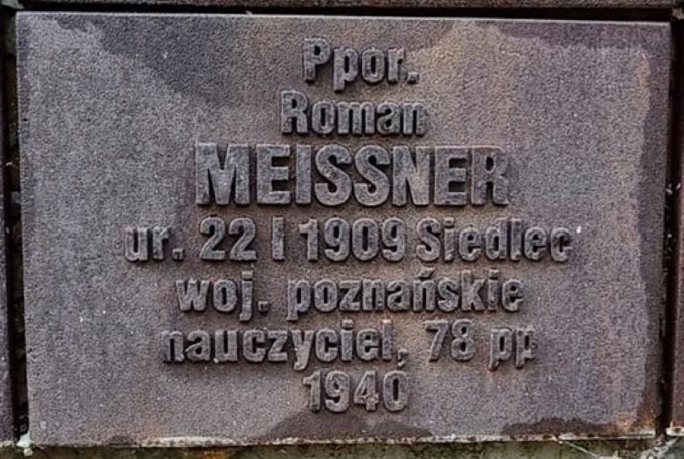 Tabliczka cmentarna podporucznika Romana Meissnera na Cmentarzu Wojennym w Katyniu. 
