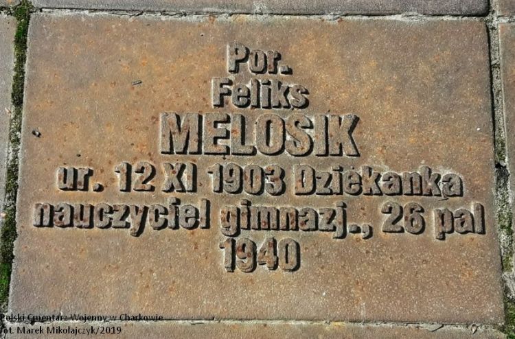 Tabliczka cmentarna porucznika Feliksa Melosik na Cmetarzu Ofiar Totalitaryzmu z Charkowie.