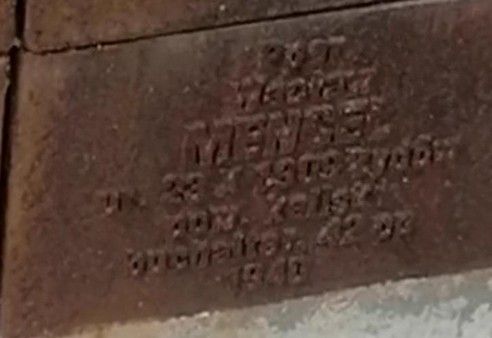 Tabliczka cmentarna podporucznika Wacława Mencela na Cmentarzu Wojennym w Kat