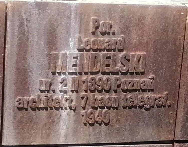 Tabliczka cmentarna porucznika Leonarda Mendelskiego na Cmentarzu Wojennym w Katyniu.