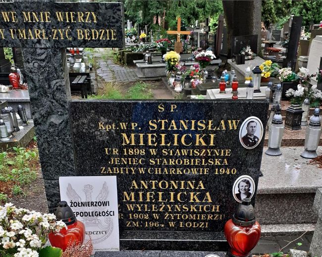 Symboliczny gr&oacute;b kapitana Wojska Polskiego Stanisława Mielickiego wraz ze zdjęciem nagrobnym. 