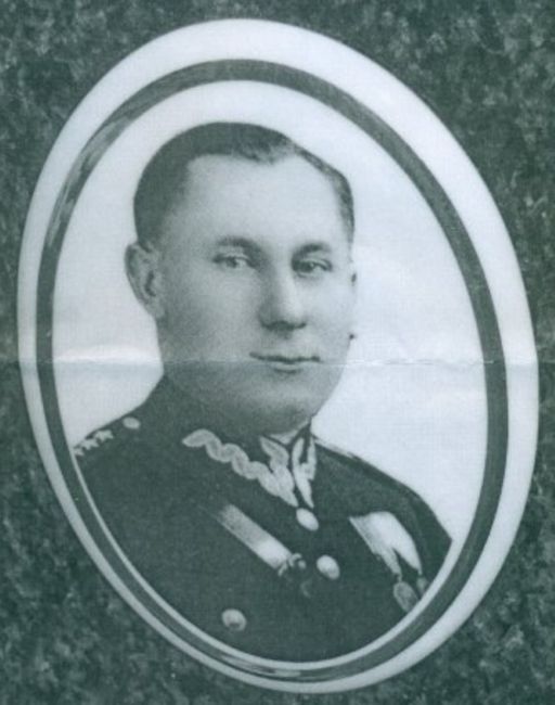 Zdjęcie nagrobne kpt. Stanisława Mielickiego w mundurze oficerskim. Fotografia wykonana na cmentarzu przy ul. Ogrodowej w Łodzi. 