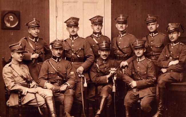 1 Pułk Strzelc&oacute;w Wielkopolskich, 
Antoni Minikowski siedzi po prawej stronie na stole, 1920 rok.