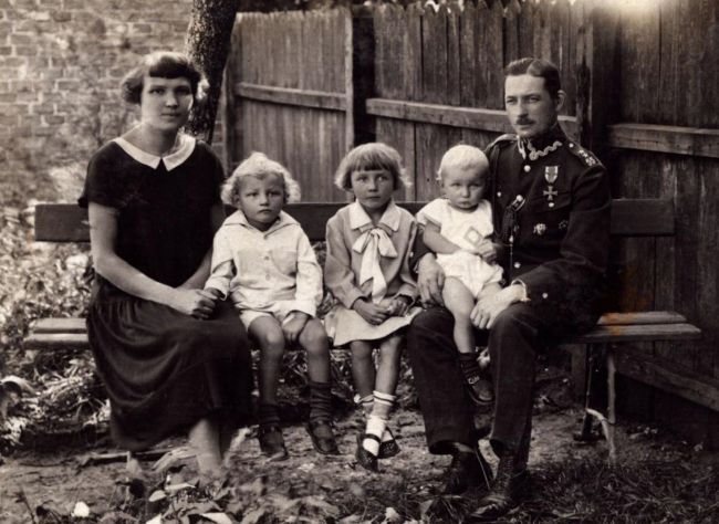 Antoni Minikowski z żoną Heleną i dziećmi: Mieczysławem, Barbarą i Romanem.