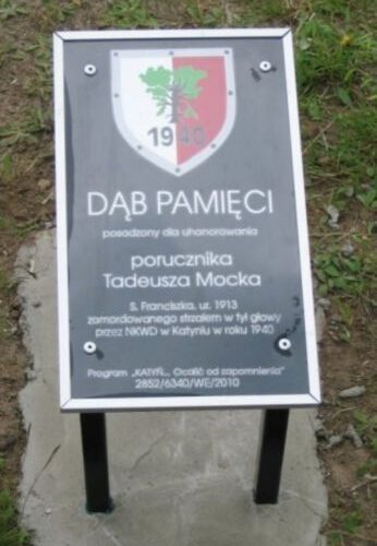 Dąb Pamięci porucznika Tadeusza Mocka, tabliczka.