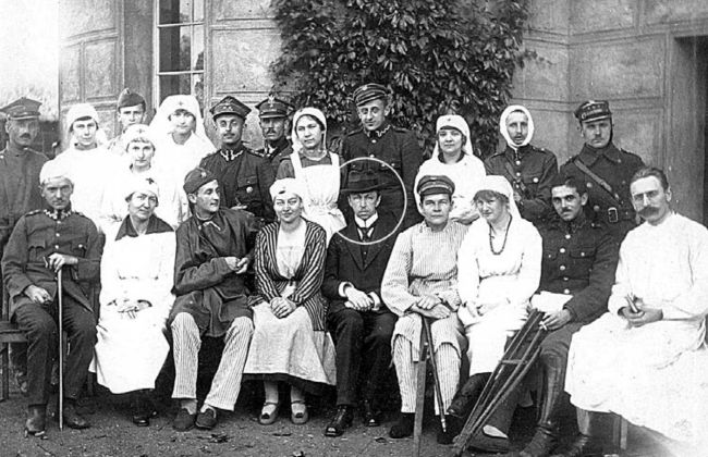 Dr Edmund Moenke (pośrodku w k&oacute;łku) przed szpitalem wojskowym w Poznaniu z grupą rannych w wojnie polsko-bolszewickiej i kadrą szpitala, 5 październik 1920 roku. 