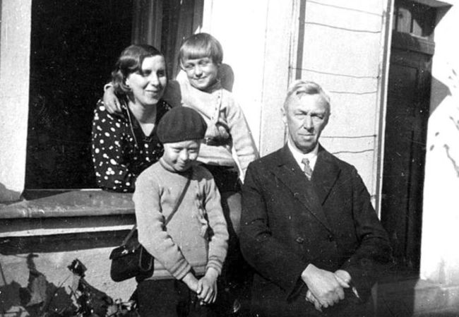 Zdjęcie przed domem w Żabikowie. W oknie &ndash; żona Antonina z synem Bogumiłem, z przodu &ndash; syn Gerard z ojcem Edmundem Moenke.