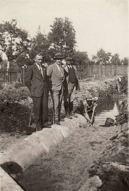 Burmistrz Stefan Motylewski na inspekcji prac melioracyjnych, 1934 rok