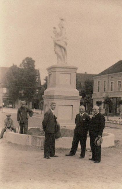 Burmistrz Stefan Motyl na goślińskim Rynku, lato 1939 roku.