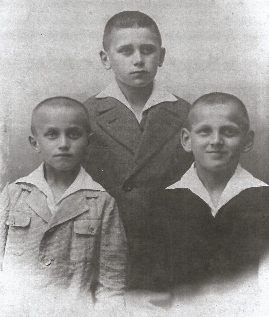 Bracia Mroczkiewiczowie (około 1915 roku):  Edmund (w środku), Stefan (z prawej) oraz Marian (z lewej). 