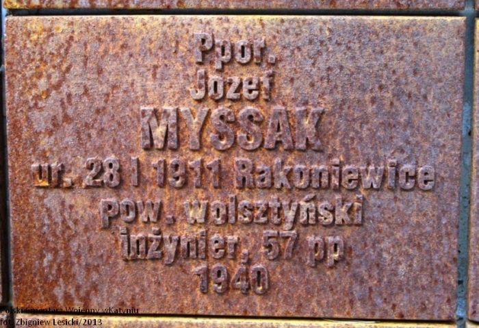 Tabliczka cmentarna podporucznika J&oacute;zefa Myssaka na Cmentarzu Wojennym w Katyniu. 