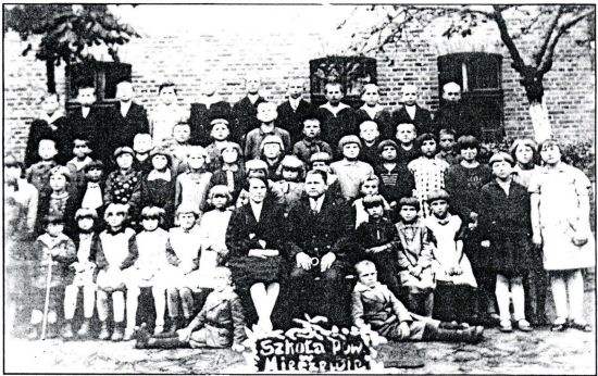 Ignacy Niwczyk z uczniami w szkole w Mieczewie.