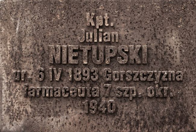 Tabliczka cmentarna Juliana Nietupskiego na cmentarzu wojennym w Katyniu