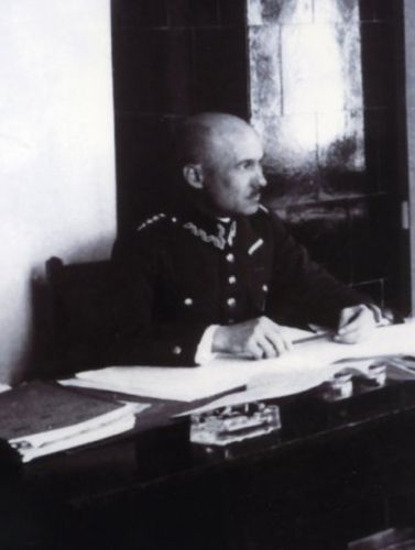 Julian Nietupski w mundurze kapitana